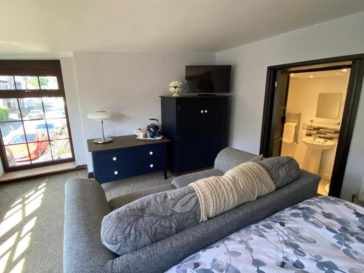 Bed and Breakfast Tom'S Of Tregaron Экстерьер фото