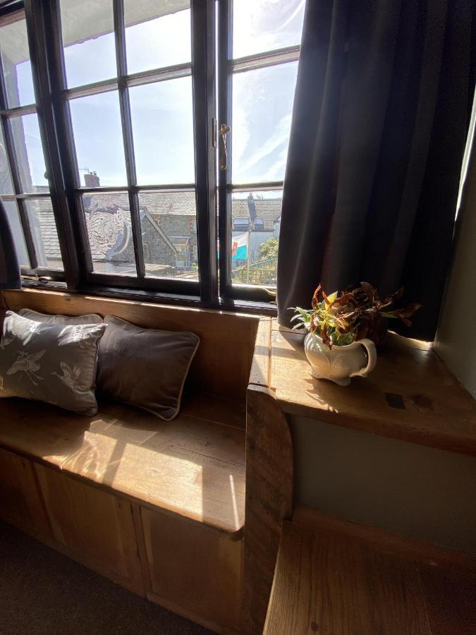 Bed and Breakfast Tom'S Of Tregaron Экстерьер фото
